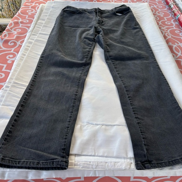 LEE women jean pants relaxed fit size 10 medium. Gently used excellent condition - Picture 3 of 7